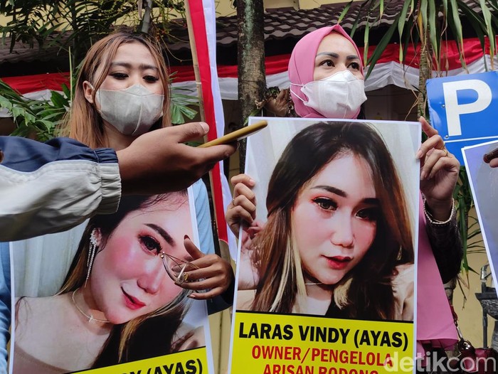 Biduanita jadi korban arisan bodong kembali datangi Polresta Malang Kota.