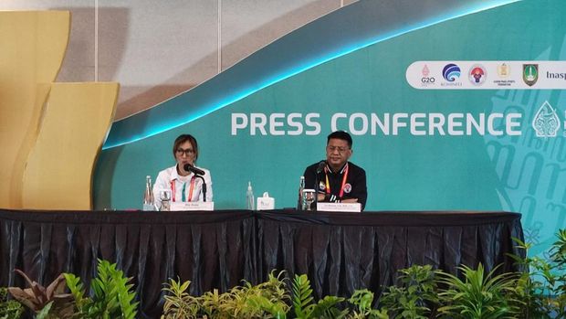 Atlet Boccia Indonesia Suci Kirana Dewi (kanan) mengukur jarak bola saat menghadapi atlet Boccia Indonesia Yulia Widya Pangestika pada ASEAN Para Games 2022 nomor Women's Individual B3 di FKOR UNS Sports, Solo, Jawa Tengah, Minggu ( 31/7/2022). Dalam pertandingan tersebut Suci kalah dengan skor 1-0, 1-0, 0-2, dan 0-3. ANTARA FOTO/Muhammad Adimaja/YU