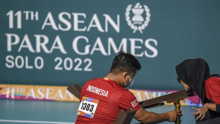 Atlet Boccia Indonesia Suci Kirana Dewi (kanan) mengukur jarak bola saat menghadapi atlet Boccia Indonesia Yulia Widya Pangestika pada ASEAN Para Games 2022 nomor Womens Individual B3 di FKOR UNS Sports, Solo, Jawa Tengah, Minggu ( 31/7/2022). Dalam pertandingan tersebut Suci kalah dengan skor 1-0, 1-0, 0-2, dan 0-3. ANTARA FOTO/Muhammad Adimaja/YU