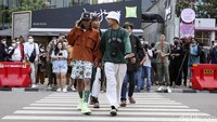 Citayam Fashion Week di Dukuh Atas. Menyeberangi zebra cross. Foto: Pradita Utama/detikcom