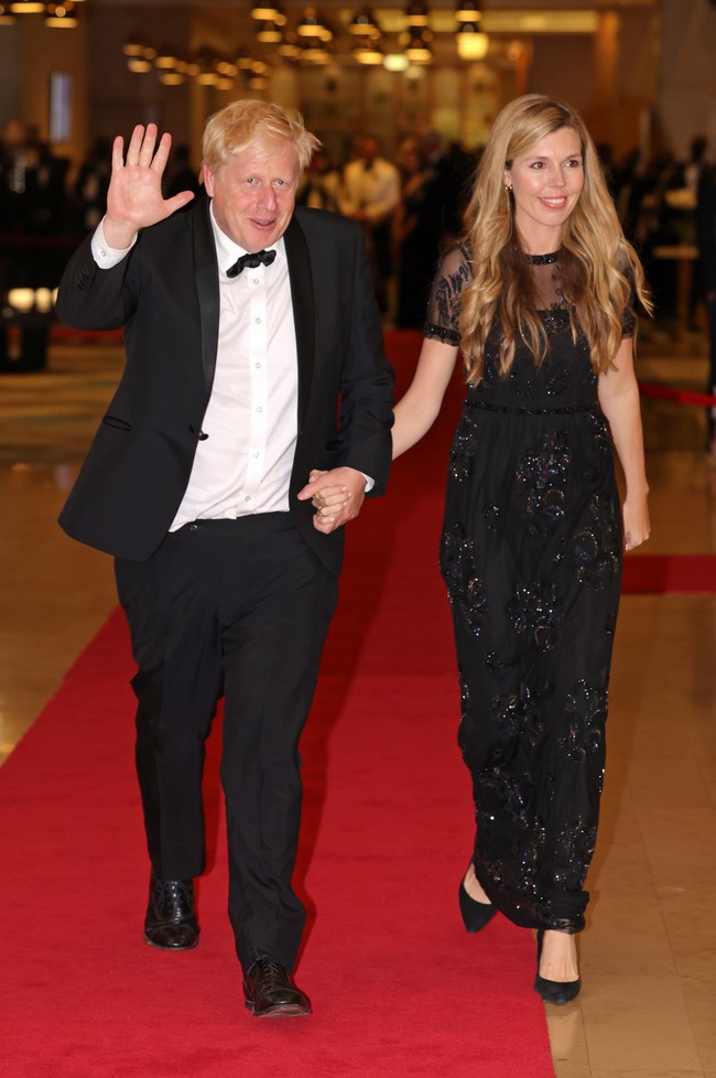 Alih-alih membeli baju baru, Carrie diketahui lebih suka menyewa pakaian. Menurut majalah Marie Claire, situs rental baju MyWardrobeHQ menjadi favoritnya. (Foto: Getty Images/Chris Jackson)