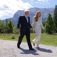 Selain gaun, Carrie Johnson juga mengeksploras tampilan yang maskulin dengan setelan. (Foto: Getty Images/Sean Gallup)