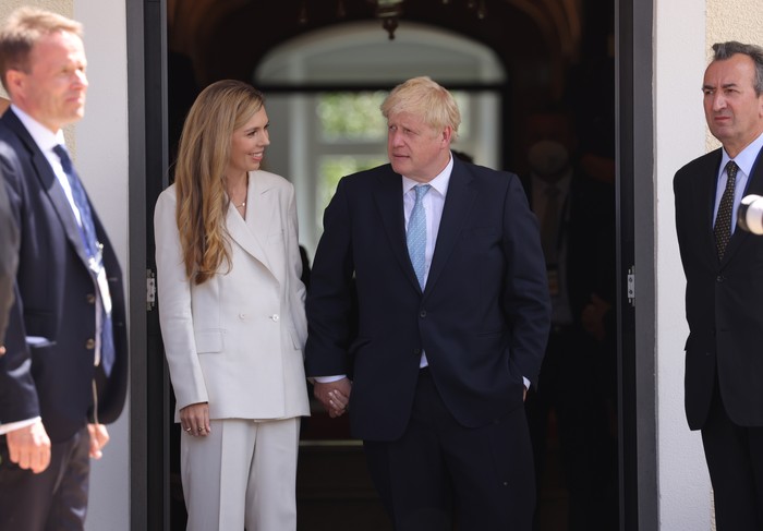 Boris Johnson dan Carrie Johnson GARMISCH-PARTENKIRCHEN, GERMANY - JUNE 26: British Prime Minister Boris Johnson and his wife Carrie Johnson attend the first day of the G7 summit on June 26, 2022 near Garmisch-Partenkirchen, Germany. Leaders of the G7 group of nations are officially coming together under the motto: