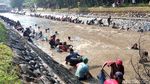 Warga Purworejo Tumpah Ruah Berburu Ikan di Acara Bersih Sungai