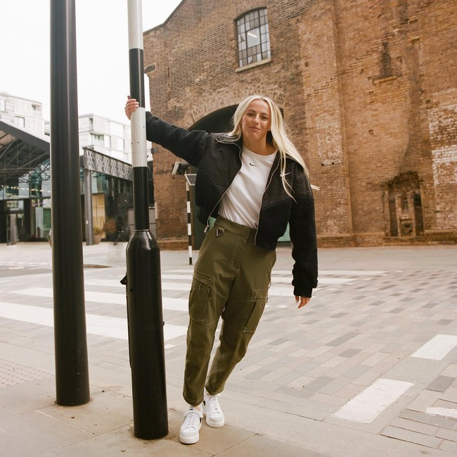 Aku dulu sangat gugup sebelum pertandingan. Sekarang aku tidak lagi gugup karena aku berpikir apa hal terburuk yang bisa terjadi? Aku sudah melewati yang terburuk. Aku harus menikmati setiap momen, bermain tanpa takut, kata Chloe Kelly.Foto: Instagram Chloe Kelly