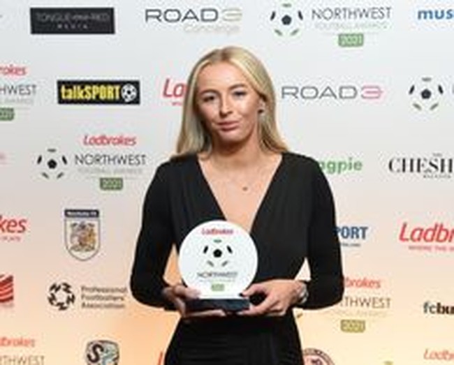 Chloe Kelly sendiri sudah akrab dengan bola sejak kecil. Bungsu dari tujuh bersaudara dengan lima kakak lelaki tersebut sering bermain bola bersama mereka. Foto: Instagram Chloe Kelly