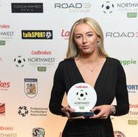 Chloe Kelly sendiri sudah akrab dengan bola sejak kecil. Bungsu dari tujuh bersaudara dengan lima kakak lelaki tersebut sering bermain bola bersama mereka. Foto: Instagram Chloe Kelly