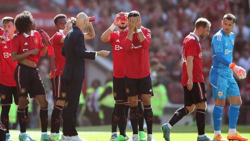 MANCHESTER, ENGLAND - JULY 31: Manchester United manager Erik ten Hag chats with Christiano Ronaldo of Manchester United during the Pre-Season Friendly match between Manchester United and Rayo Vallecano at Old Trafford on July 31, 2022 in Manchester, England. (Photo by Jan Kruger/Getty Images)