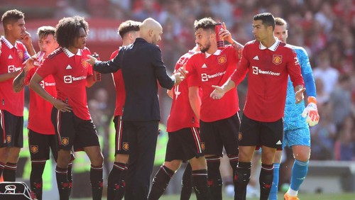 MANCHESTER, ENGLAND - JULY 31: Manchester United manager Erik ten Hag chats with Christiano Ronaldo of Manchester United during the Pre-Season Friendly match between Manchester United and Rayo Vallecano at Old Trafford on July 31, 2022 in Manchester, England. (Photo by Jan Kruger/Getty Images)