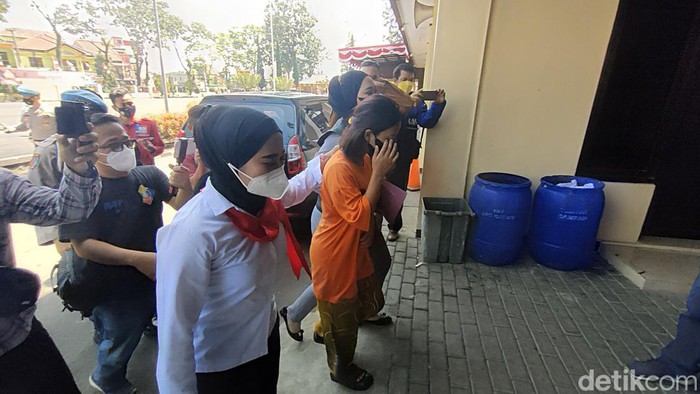 D (20), seorang gadis asal Garut nekat menyebar konten porno di Instagram. Alasan sang gadis menyebar dan menjual konten itu bikin geleng-geleng kepala. D (20), seorang gadis asal Garut nekat menyebar konten porno di Instagram. Alasan sang gadis menyebar dan menjual konten itu bikin geleng-geleng kepala.