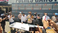 Selain menyebar konten via Instagram, D juga menjual konten eksklusif ke pengikutnya via aplikasi perpesanan Telegram.