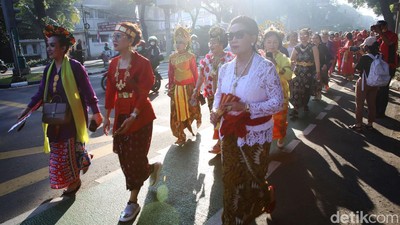 Daftar ke KPU, PDIP Gelar Arak-arakan Budaya, Lihat Fotonya Nih