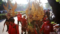 Peserta rombongan PDIP yang ikut ke KPU kurang lebih 300 orang.