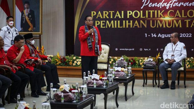 PDIP menjadi partai pertama yang mendaftar ke KPU, Jakarta, Senin (1/8/2022). Dalam proses pendaftaran, PDIP melakukan arak-arakan budaya ke kantor KPU.