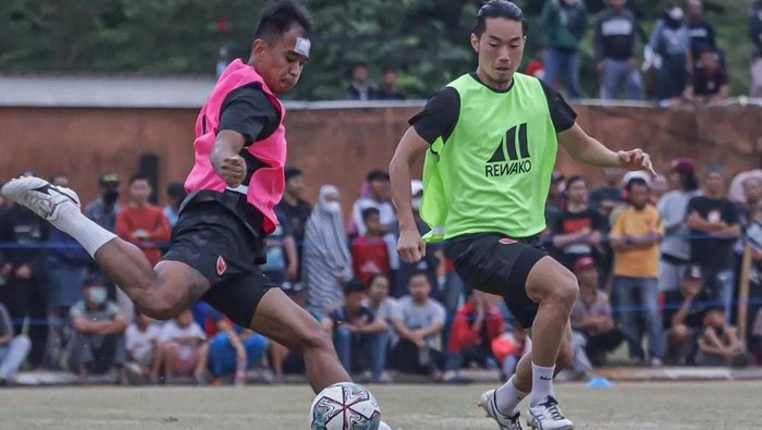 Pemain PSM Dallen Doke dan Kenzo Nambu berebut bola pada sesi latihan di Lapangan Syekh Yusuf Gowa