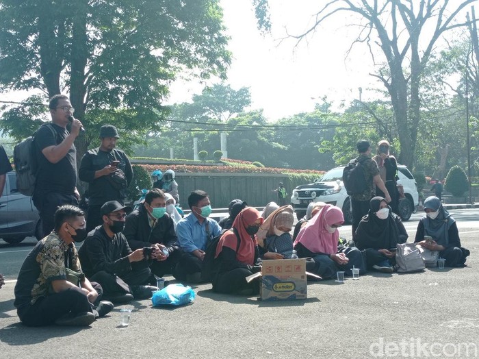 Demo guru honorer di depan Gedung Sate.