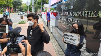Sandya tersulut ikutan demo yang sedianya akan dilakukan Blok Politik Pelajar. Namun demo tersebut urung dilakukan, hanya aksi simbolis siram air pipis di depan kantor Kominfo saja. Foto: Adi Fida Rahman/detikinet