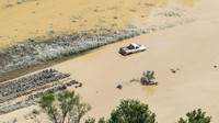 Banjir merendam mobil pickup di kawasan Breathitt County. Michael Clevenger/Courier Journal via AP.