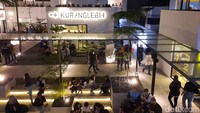 Keunikan tempat ini adalah bangunan serba putih seperti di Santorini, Yunani. Bila datang malam hari, akan terlihat lampu-lampu menyala dan semakin mempercantik pemandangan. Foto: Putu Intan/detikcom