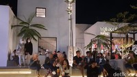 Semakin malam, suasana semakin ramai. Pengunjung dapat menikmati makanan di luar kafe. Salah satu spot favorit adalah bagian tengah yang berupa tempat duduk berundak seperti teater. Foto: Putu Intan/detikcom