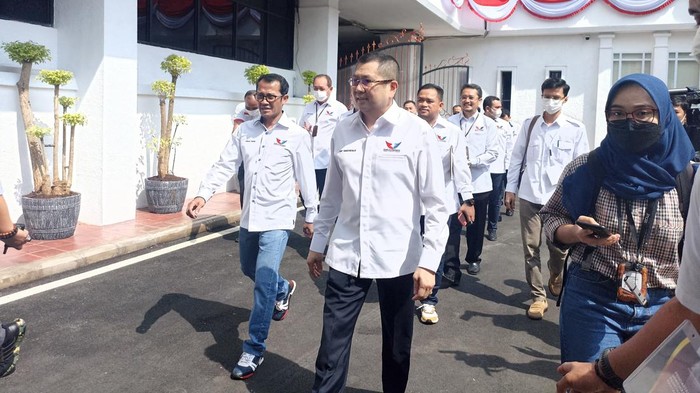 Partai Perindo tiba di kantor KPU RI, Jakarta Pusat, untuk daftar sebagai calon peserta Pemilu 2024 pagi ini. Perindo daftar sebagai calon Pemilu 2024 dipimpin langsung oleh Ketum Perindo Hary Tanoesoedibjo.