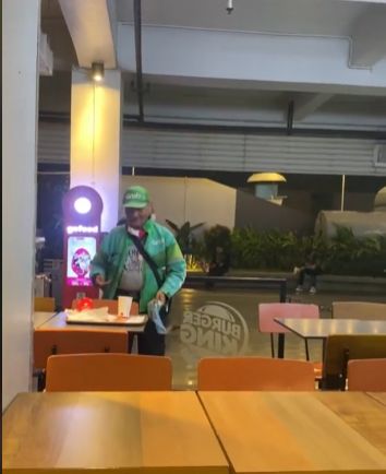 Driver ojol bersihkan bekas makanan di restoran