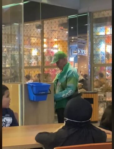 Driver ojol bersihkan bekas makanan di restoran