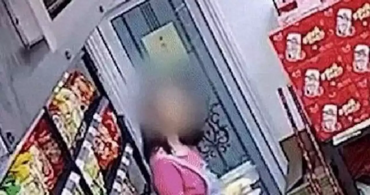 Duh! Wanita Ini Curi Durian dan Langsung Dimakan di Toilet Supermarket