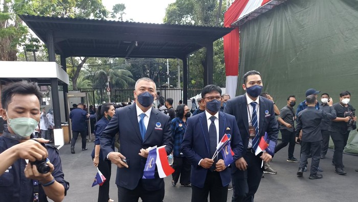 Sekretaris Jenderal DPP Partai NasDem Johnny G Plate, Wakil Ketua Umum (Waketum) DPP, H Ahmad Ali, dan Prananda Surya Paloh tiba di KPU untuk daftar Pemilu 2024.