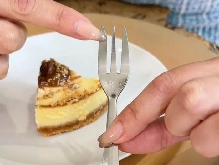 Etiket makan kue yang benar