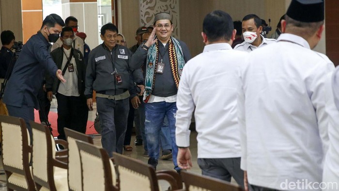 Partai Negeri Daulat Indonesia (Pandai) mendaftar sebagai peserta Pemilu 2024. Ketua Umum Partai Pandai Farhat Abbas memimpin rombongan Partai Pandai.