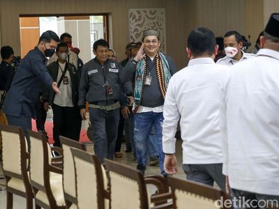 Ekspresi Farhat Abbas Saat Daftarkan Partai Pandai ke KPU