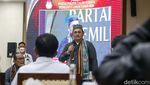 Ekspresi Farhat Abbas Saat Daftarkan Partai Pandai ke KPU