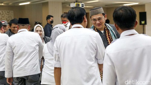 Partai Negeri Daulat Indonesia (Pandai) mendaftar sebagai peserta Pemilu 2024. Ketua Umum Partai Pandai Farhat Abbas memimpin rombongan Partai Pandai.