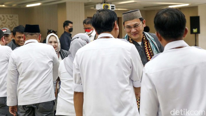 Partai Negeri Daulat Indonesia (Pandai) mendaftar sebagai peserta Pemilu 2024. Ketua Umum Partai Pandai Farhat Abbas memimpin rombongan Partai Pandai.