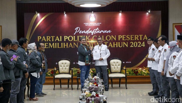 Partai Negeri Daulat Indonesia (Pandai) mendaftar sebagai peserta Pemilu 2024. Ketua Umum Partai Pandai Farhat Abbas memimpin rombongan Partai Pandai.