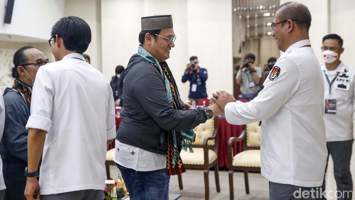 Farhat Abbas Daftarkan Partainya ke KPU Partai Negeri Daulat Indonesia (Pandai) mendaftar sebagai peserta Pemilu 2024. Ketua Umum Partai Pandai Farhat Abbas memimpin rombongan Partai Pandai.