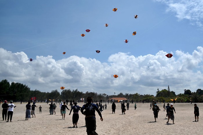Festival Layang-layang People fly their kites during the Kite Festival at Mertasari beach in Sanur on the Indonesian resort island of Bali on July 31, 2022. (Photo by SONNY TUMBELAKA / AFP) (Photo by SONNY TUMBELAKA/AFP via Getty Images)