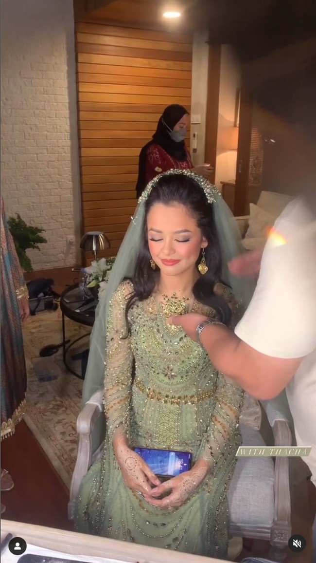 Malam MacarSebelum menikah, Mutiara Baswedan juga menggelar Malam Macar yang menjadi tradisi mempelai keturunan Arab sebelum menikah. Saat acara yang sudah dikenal sebagai Henna Night tersebut, ia tampil beda denga rambut yang lebih lurus dan mengenakan gaun warna sage green dari Thacha.Foto: Instagram