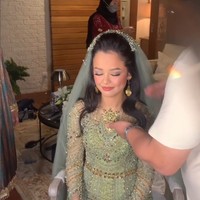 Malam MacarSebelum menikah, Mutiara Baswedan juga menggelar Malam Macar yang menjadi tradisi mempelai keturunan Arab sebelum menikah. Saat acara yang sudah dikenal sebagai Henna Night tersebut, ia tampil beda denga rambut yang lebih lurus dan mengenakan gaun warna sage green dari Thacha.Foto: Instagram