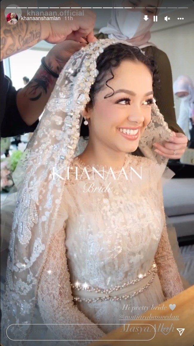 Keesokan harinya, Mutiara Baswedan menggelar resepsi kedua. Wanita berambut ikal itu berganti pakaian beberapa kali. Dalam foto ini, Tia memakai gaun dari brand Khanaan Bride yang membuatnya tampil bak ratu sehati. Foto: Instagram