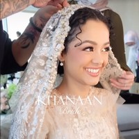 Keesokan harinya, Mutiara Baswedan menggelar resepsi kedua. Wanita berambut ikal itu berganti pakaian beberapa kali. Dalam foto ini, Tia memakai gaun dari brand Khanaan Bride yang membuatnya tampil bak ratu sehati. Foto: Instagram