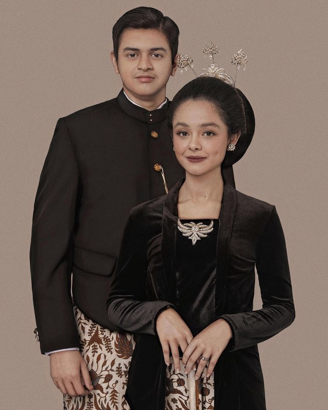 PrewedingMutiara Baswedan dan suaminya, Ali Shaleh melakukan foto prewedding. Mereka menggunakan konsep yang elegan. Kedua pengantin mengenakan busana tradisional Jawa. Wanita yang akrab disapa Tia itu memakai kebaya kutu baru bermaterial beludru hitam.Foto: Instagram @leovir_