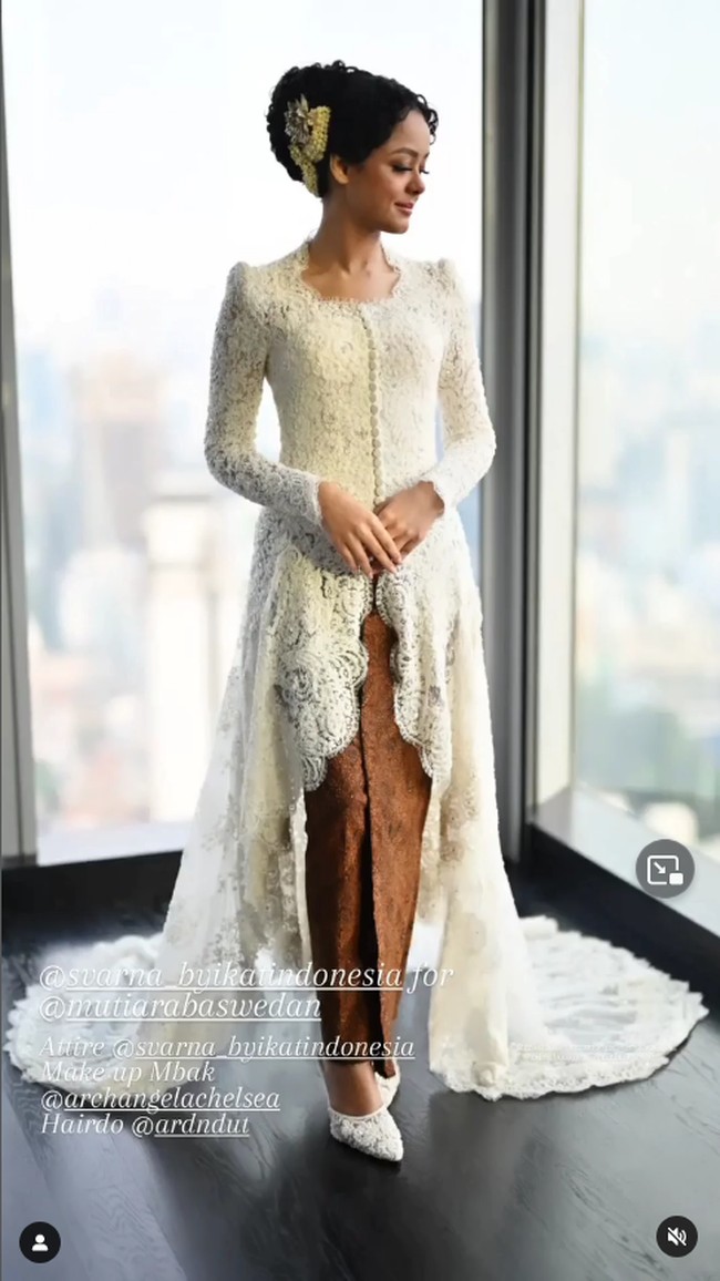 Akad NikahSaat akad nikah, anak Anies Baswedan tersebut memilih kebaya rancangan desainer kenamaan Didiet Maulana. Dalam postingannya, Didiet mengungkap desainnya.  Ia merancang Kebaya Lily yang dibuat dengan brokat dan bordir halus dengan detail bunga Lily. Baju itu dipadukan dengan kain Sido Mukti batik tulis.Tia memakai kebaya yang kami namakan Kebaya Lily, Bunga Lily adalah bunga favorit Tia. Perlambang bahwa setiap elemen yang dibuat untuk busana Tia adalah elemen-elemen favoritnya. Hingga kami sepakat rambut Tia akan tetap curly untul acara yang mengawali rangkaian acara Tia & Ali, tulis Didiet yang juga merancang baju untuk orang tua Tia.Foto: Instagram