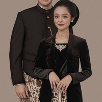 PrewedingMutiara Baswedan dan suaminya, Ali Shaleh melakukan foto prewedding. Mereka menggunakan konsep yang elegan. Kedua pengantin mengenakan busana tradisional Jawa. Wanita yang akrab disapa Tia itu memakai kebaya kutu baru bermaterial beludru hitam.Foto: Instagram @leovir_