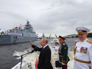 Gaya Presiden Putin di Tengah-tengah Parade Angkatan Laut  Rusia