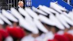 Gaya Presiden Putin di Tengah-tengah Parade Angkatan Laut  Rusia