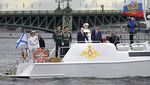 Gaya Presiden Putin di Tengah-tengah Parade Angkatan Laut  Rusia