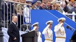 Gaya Presiden Putin di Tengah-tengah Parade Angkatan Laut  Rusia