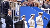 Presiden Rusia Vladimir Putin menghadiri parade militer selama perayaan Hari Angkatan Laut di Sungai Neva, St.Petersburg, Rusia, Minggu, (31/7/2022). (AP/Dmitri Lovetsky)